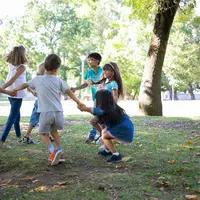 Simak penjelasan kenapa orangtua sebaiknya jangan asal melarang anak berteman. (Foto/Dok: freepik.com/pch.vector)