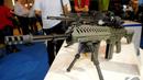  Senjata laras panjang dipamerkan saat Indo Defence 2014 berlangsung di JIExpo, Jakarta, Kamis (6/11/2014) (Liputan6.com/Faisal R Syam)