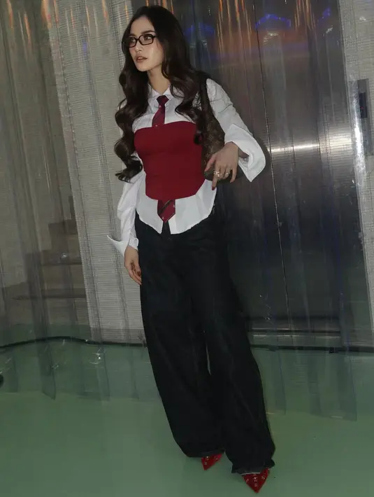 Untuk bawahan, Mahalini memilih mengenakan bawahan celana denim flare warna gelap. Ia tampil dengan sepatu merah maroon dihiasi beads.  [@mahaliniraharja]