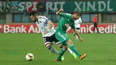 Striker Valencia, Alvaro Negredo, sulit dibendung pergerakannya oleh pemain belakang Rapid Vienna pada leg kedua babak 32 besar Liga Europa di Stadion Ernst Happel, Wina, Austria, Jumat (26/2/2016) dini hari WIB. (Bola.com/Reza Khomaini)