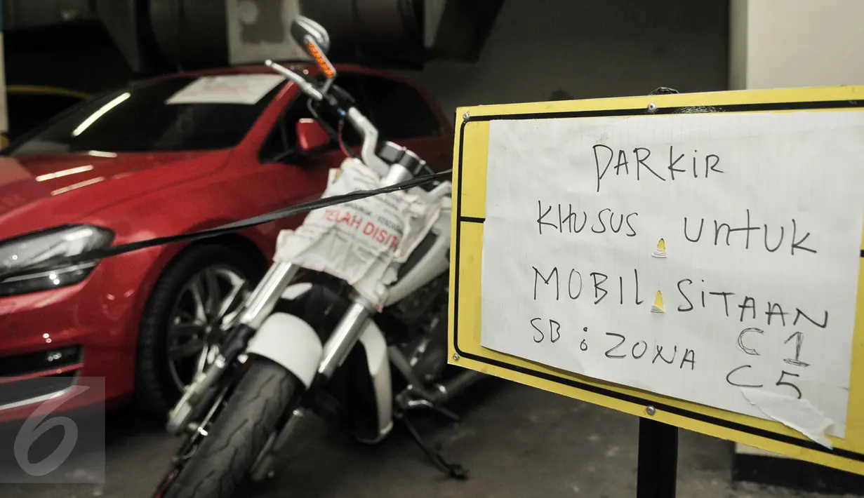Sejumlah barang bukti kendaraan hasil faktur pajak fiktif disita di Gedung Dirjen Pajak, Jakarta, Kamis (26/1). (Liputan6.com/Yoppy Renato)