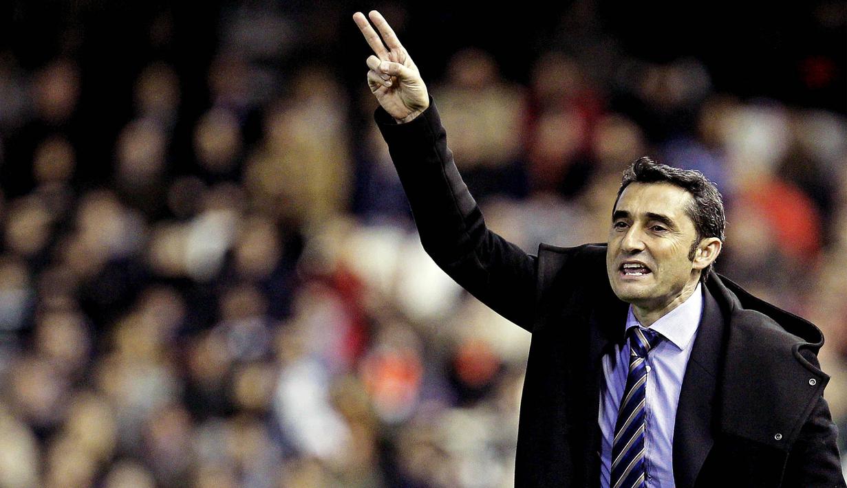 Pelatih Valencia, Ernesto Valverde, memberikan instruksi saat menghadapi Barcelona di Stadion Mestalla, Valencia, Minggu (3/2/2013). Valverde ditunjuk sebagai pelatih Barcelona menggantikan Luis Enrique. (EPA/Manuel Bruque). 