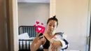 Nikita Willy membagikan beberapa foto setelah satu bulan menjadi ibu anak dua. Ia pun tampil sederhana menunjukan aura keibuannya. Misalnya sambil menggedong putra ke-2nya, Nikita mengenakan bra top hitam dengan outer kotak-kotak. Rambutnya pun cukup dicepol. [@nikitawillyofficial94]