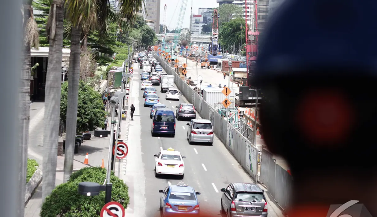 Jalan MH Thamrin terlihat lebih sepi tanpa sepeda motor yang melintas, Jakarta, Rabu (17/12/2014). (Liputan6.com/Faizal Fanani)