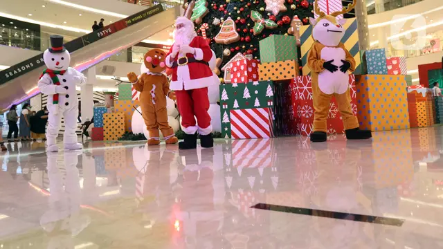 FOTO: Lengkapi Kebahagiaan Natal, Sinterklas Hibur Pengunjung Mal di Jakarta