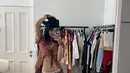 Salah satu foto memperlihatkan Jennie bergaya koboi dengan crop top dan tren celana mikro. Penampilannya makin stylish dengan leather high boots dan topi koboi.  Sementara potret lainnya memperlihatkan Jennie mengenakan busana terawang bak lingerie.  [@jennierubyjane].