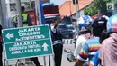 Petugas mengatur arus lalu lintas di Simpang Tiga Keluar Tol Brebes, Jawa Tengah, Sabtu (23/12). Memasuki libur panjang Natal 2017, arus lalu lintas di Simpang Tiga Keluar Tol Brebes terlihat ramai lancar. (Liputan6.com/Helmi Fithriansyah)