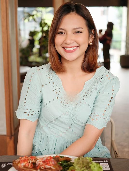 Dalam perayaan kecil ultah sang suami, Indah tampil menawan dalam balutan gaun berwarna hijau mint dengan desain yang feminin dan anggun. Rambut bob sebahu dengan warna kecokelatan melengkapi penampilan yang manis dan fresh di hari yang begitu spesial. (Liputan6.com/IG/@arie_kriting)