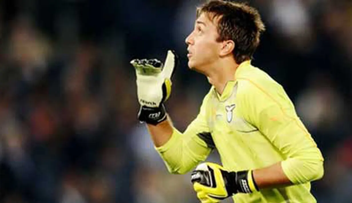Kegembiraan kiper Lazio asal Uruguay, Fernando Muslera menyusul gol Sergio Floccari ke gawang AC Milan dalam lanjutan Serie A di Olympic Stadium, 22 September 2010. Skor 1-1. AFP PHOTO / VINCENZO PINTO 