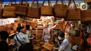 Pengunjung memilih produk kerajinan pada pameran The Jakarta International Handicraft Trade Fair (INACRAFT) 2023 di Jakarta Convention Center, Jakarta, Rabu (1/3/2023). Jakarta International Handicraft Trade Fair (Inacraft) 2023 kembali digelar untuk ke 23 kalinya. (Liputan6.com/Angga Yuniar)