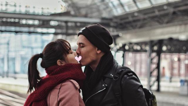 10 Seleb Ini Nggak Risih Unggah Foto Ciuman Bibir Dengan Pasangannya