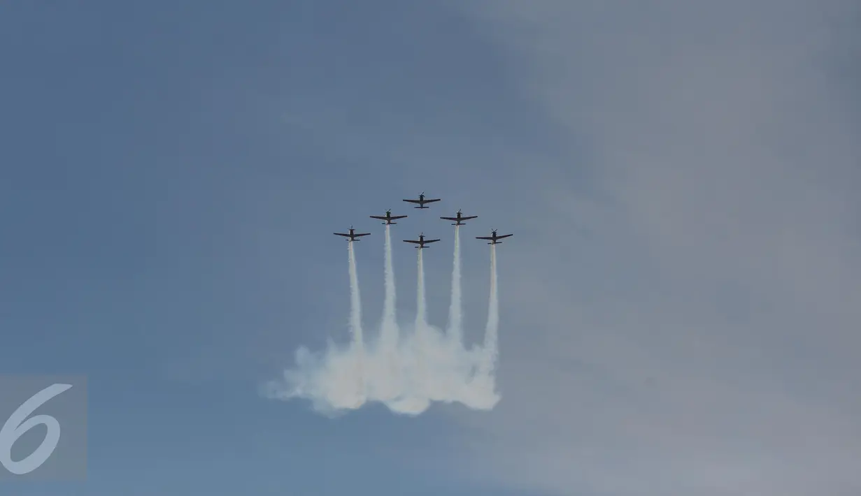 Bentuk formasi saat Jupiter Aerobatic Team (JAT) beraksi di udara dalam perayaan HUT TNI Angkatan Udara (TNI AU) ke-71 di Landasan Udara (Lanud) Bandara Halim Perdanakusuma, Jakarta, Minggu (9/4). (Liputan6.com/Faizal Fanani)