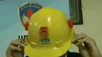 Dua mahasiswa semarang menciptakan helm pendeteksi gas beracun.