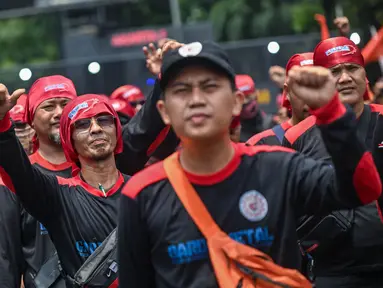 Para pekerja Indonesia ikut serta dalam aksi unjuk rasa untuk mencabut UU Cipta Kerja dan menuntut upah yang lebih tinggi di Jakarta pada 24 Oktober 2024. (JUNI KRISWANTO/AFP)
