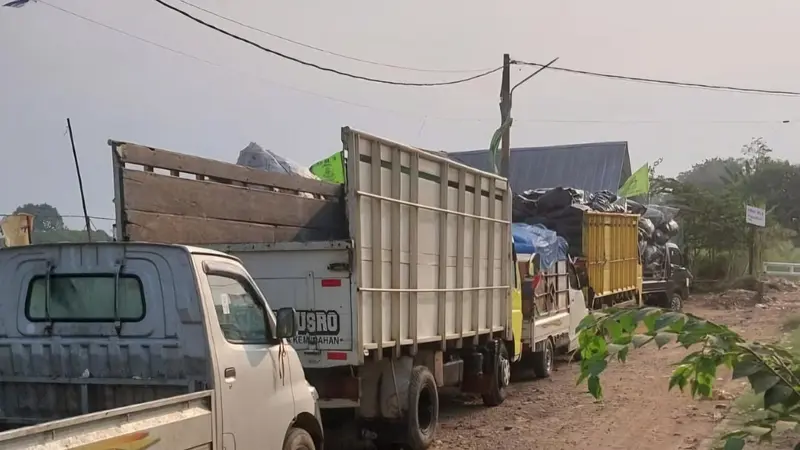 Sejumlah kendaraan pengangkut sampah tampak mengantri untuk memasuki TPA sampah liar Limo, Depok (Istimewa)