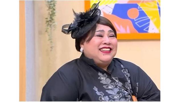 Rambut Mulai Rontok Pasca Kemoterapi, Ini 6 Potret Nunung Pakai Turban dan Wig