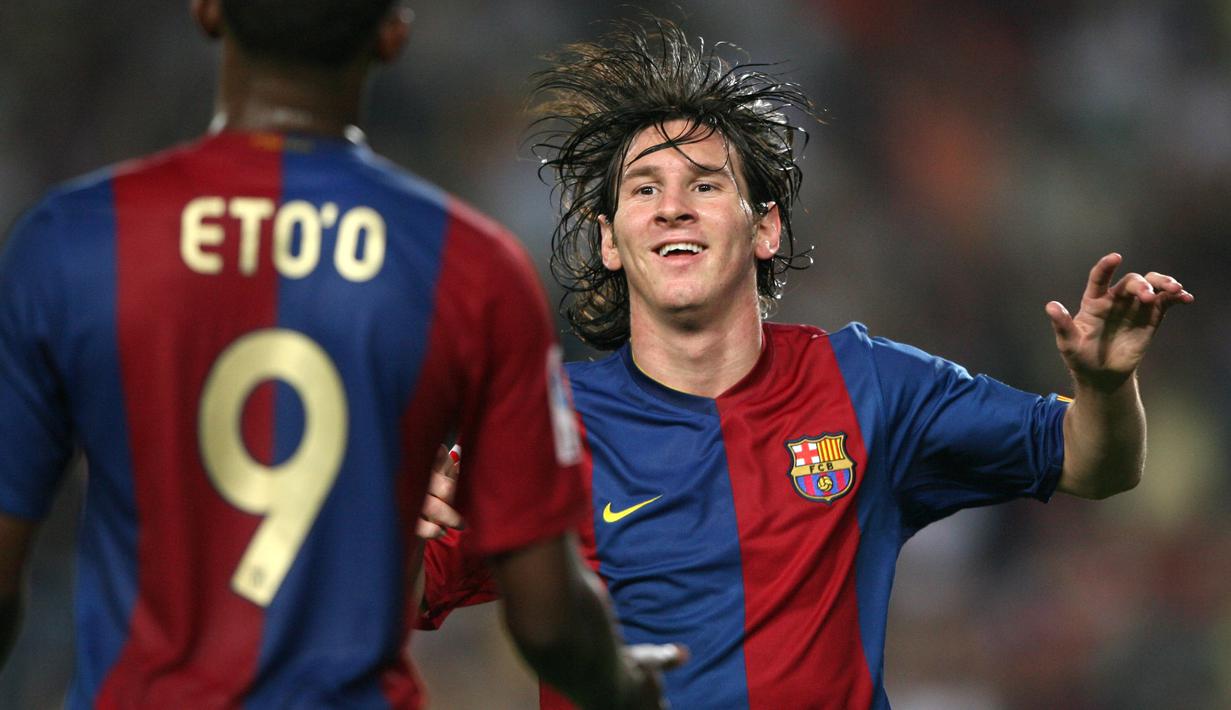 <p>Striker Barcelona, Lionel Messi, melakukan selebrasi bersama Samuel Eto'o, usai membobol gawang Osasuna pada laga La Liga di Stadion Camp Nou, (9/9/2006). (AFP/Lluis Gene)</p>