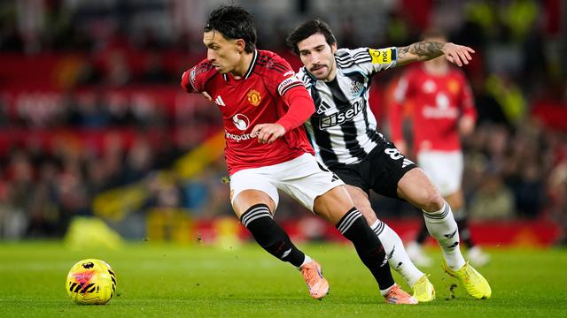 Pemain Manchester United, Lisandro Martinez (kiri), berebut bola dengan pemain Newcastle, Sandro Tonali