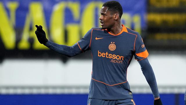 Pemain Inter Milan Ange-Yoan Bonny merayakan gol yang dicetaknya ke gawang Torino pada laga Coppa Italia/Piala Italia antara Inter vs Torino