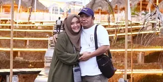 Sempat gagal di pernikahan pertama, Sulis kini tengah bahagia bersama keluarga barunya. Sekedar informasi, Sulis resmi cerai dengan Alfin Febriyan Karim pada 11 November 2021 lalu. Tidak lama kemudian, ia menikah lagi dengan Muhammad Nur pada tahun 2022. [Instagram/suliszehra]