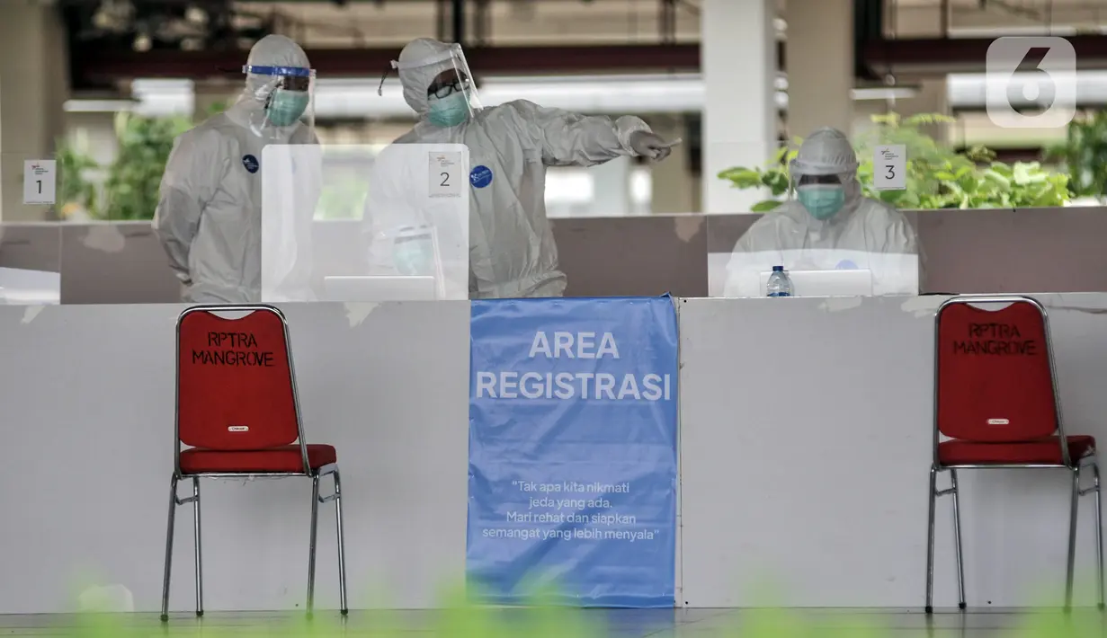 Tenaga kesehatan bersiap mendata pasien OTG COVID-19 yang tiba di Rusun Nagrak, Cilincing, Jakarta, Senin (21/6/2021). Koordinator Lapangan RSDC Wisma Atlet Kemayoran Letkol Arifin mengungkapkan sebanyak 33 pasien OTG dari Jakarta Utara diisolasi di Rusun Nagrak. (merdeka.com/Iqbal S. Nugroho)