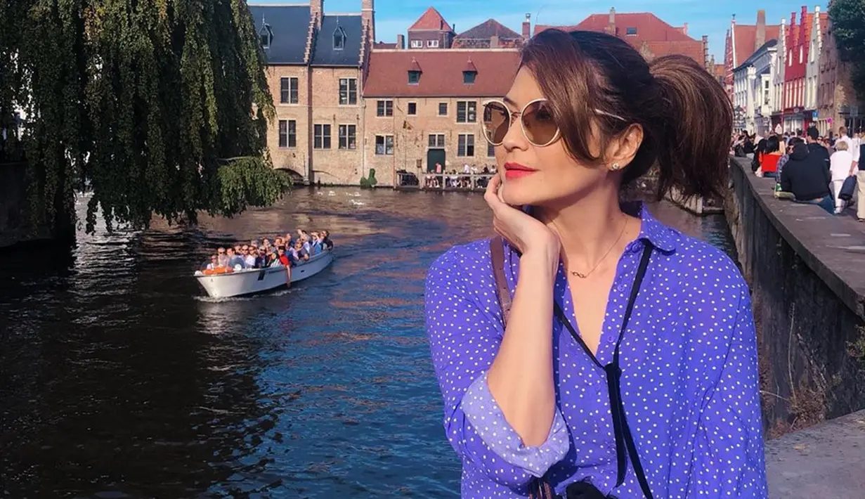 Di usianya yang ke 44, Tamara Bleszynski tetap mahir dalam urusan berpakaian. Sebagai seorang pengusaha, ibu 2 anak ini tetap menyempatkan diri untuk berlibur. Ketika berlibur, gaya berbusana Tamara menjadi sorotan karena tidak neko-neko tapi tetap modis. (Liputan6.com/IG/@tamarableszynskiofficial)