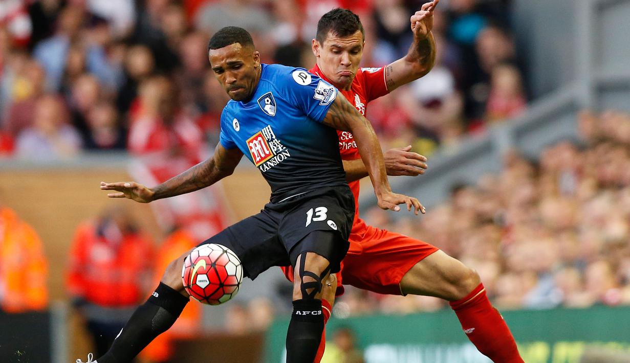 Bek Liverpool Dejan Lovren berebut bola dengan penyerang Bournemout Callum Wilson selama pertandingan di Anfield stadium, Liverpool, Inggris, Senin (17/8/2015). Gol Benteke jadi satu – satunya gol bagi kemenangan Liverpool. (Reuters/Carl Recine)