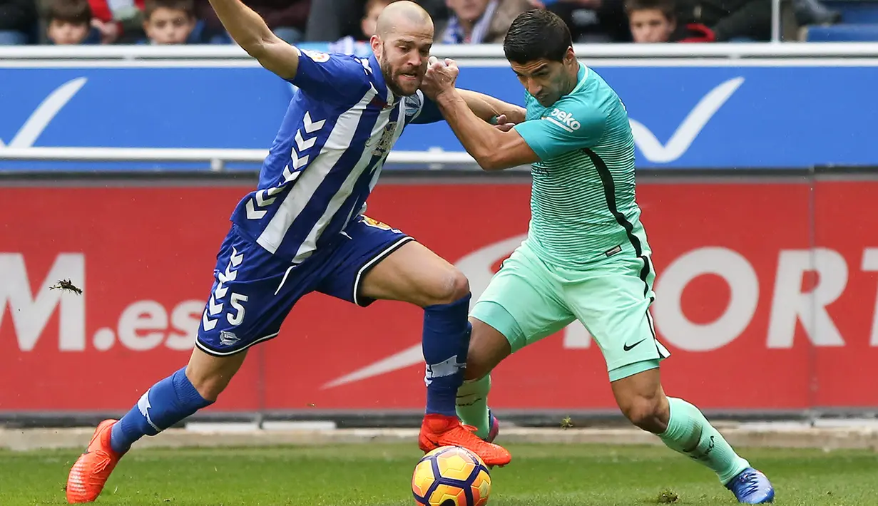 Kecepatan Luis Suarez membuat dirinya sering unggul dalam duel memperebutkan bola. (AFP Photo/ Cesar Manso)