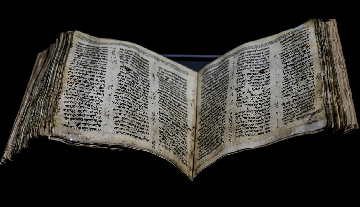 Alkitab Ibrani Codex Sassoon berusia 1.100 tahun dipajang di ANU Museum of the Jewish People di Tel Aviv untuk pameran manuskrip selama seminggu, bagian dari tur artefak di seluruh dunia di Inggris, Israel, dan Amerika Serikat sebelum penjualan, Rabu (22/3/2023).  (AP Photo/Ariel Schalit)