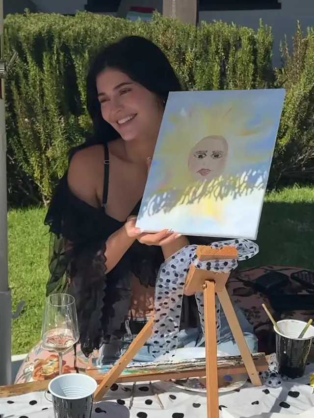 Kylie Jenner saat Pesta Ulang Tahun Sederhana ke 28. [@kyliejenner]