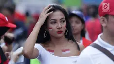 Salah satu pendukung tim Indonesia bersiap menyaksikan seremoni pembukaan Asian Games 2018 di Stadion GBK, Jakarta, Sabtu (18/8). Asian Games 2018 akan berlangsung hingga 2 September, mendatang. (Liputan6.com/Helmi Fithriansyah)