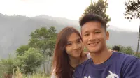 Striker Persib Bandung, Yandi Sofyan menjalin kasih dengan atlet voli profesional, Pungky Afriecia. Saat ini, keduanya sudah berpacaran selama tiga tahun. (Bola.com/Bagas Rahadyan)