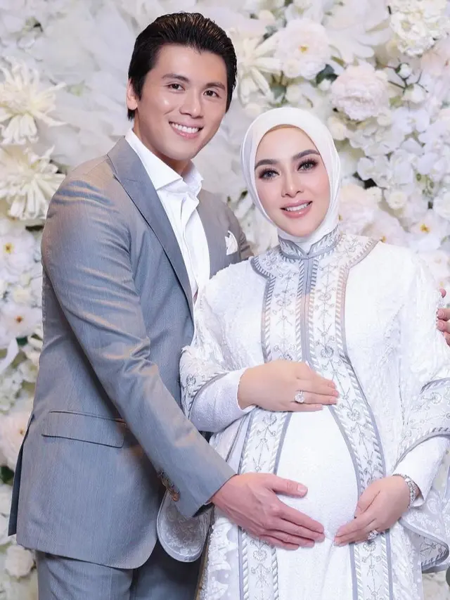 Tampilan Syahrini saat Syukuran Kehamilan 7 Bulanan Di Singapura. [@princessyahrini]