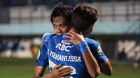 Selebrasi pemain Persib Bandung, Edo Febriansyah bersama Rezaldi Hehanussa setelah mencetak gol ketiga timnya ke gawang Bali United pada laga leg kedua semifinal Championship Series BRI Liga 1 2023/2024 di Stadion Si Jalak Harupat, Soreang, Kabupaten Bandung, Sabtu (18/5/2024). (Bola.com/Abdul Aziz)