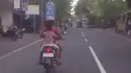 Kejadian ini harusnya jangan ditiru oleh siapapun, apalagi ibu ini tak menggunakan helm dan rentan akan kejadian yang tak diinginkan.