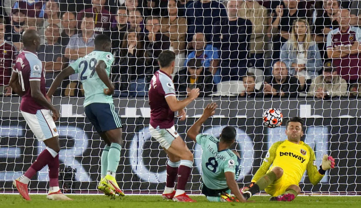 Sementara Leicester hanya mampu memperkecil skor melalui gol yang diceploskan oleh Youri Tielemans. (Foto: AP/Alastair Grant)