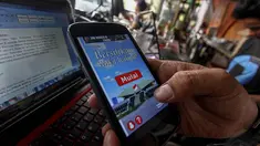 Seorang warga mencoba memainkan game "Bersihkan Wakil Rakyat" di kawasan Pasar Baru, Jakarta, (7/10/14). (Liputan6.com/Faizal Fanani) 