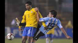 Alex Sandro (kiri) memang tidak tampil di pertandingan final Piala Dunia U-20 2011 karena cedera. Namun dirinya menjadi andalan di lini belakang Brasil saat di Piala Dunia U-20 2011. Alex Sandro besar di Santos FC hingga akhirnya hijrah ke FC Porto pada tahun 2011. Empat musim kemudian Juventus kepincut aksinya dan memboyongnya ke Turin. Kini Alex Sandro sudah tak sepecat dulu, ia lebih banyak didera cedera. Namun, dalam beberapa laga tenaganya masih cukup dibutuhkan oleh Juventus. (AFP/Cris Bouroncle)