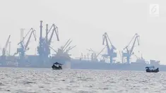 Nelayan berlayar saat aktivitas bongkar muat barang ekspor impor di Pelabuhan Tanjung Priok, Jakarta, Senin (17/7). Badan Pusat Statistik melaporkan kinerja ekspor dan impor Indonesia mengalami susut signifikan di Juni 2017. (Liputan6.com/Angga Yuniar)
