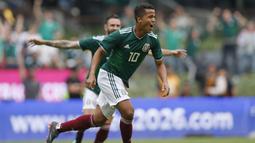 Pemain Meksiko, Giovani dos Santos merayakan golnya ke gawang Skotlandia pada laga uji coba di Azteca Stadium, Meksiko City, (2/6/2018). Meksiko menang 1-0. (AP/Rebecca Blackwell)