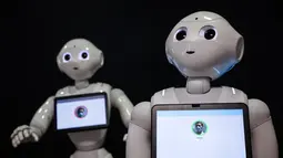 Robot-robot Pepper terlihat di SoftBank Robotics di Paris, Prancis (10/9/2020). Dengan fitur baru, robot Pepper mampu mendeteksi apakah orang-orang memakai masker, dan jika ada yang tidak memakai masker, dia akan memerintahkan mereka untuk memakainya. (Xinhua/Aurelien Morissard)