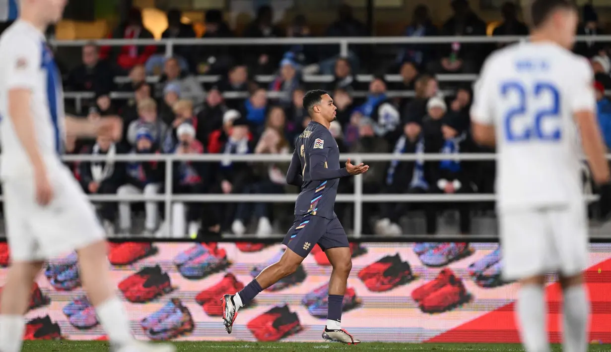 Menit ke-74, Inggris mencetak gol kedua lewat tendangan keras Trent Alexander-Arnold. (Jonathan NACKSTRAND/AFP)