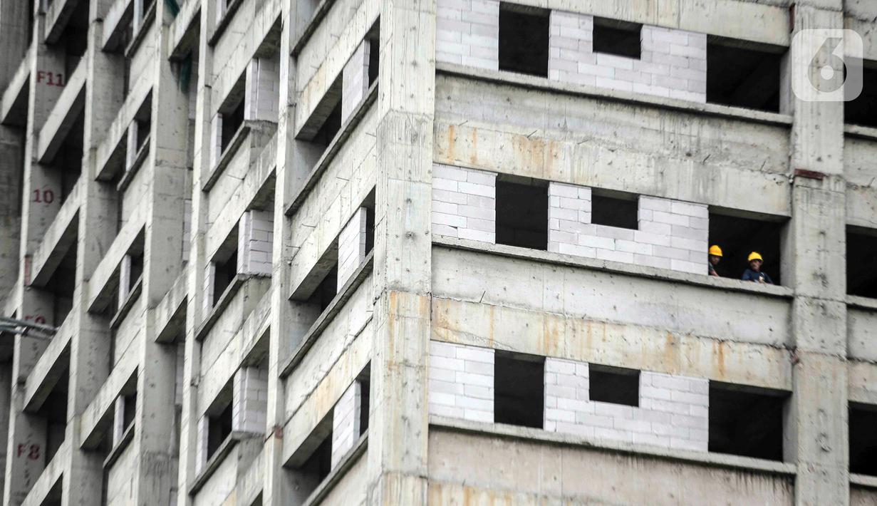 Pekerja melihat dari dalam apartemen proyek Meikarta, Cikarang, Kabupaten Bekasi, Jawa Barat, Selasa (14/2/2023). Berdasarkan keputusan PKPU 2020 lalu, Meikarta harus menyerahkan seluruh apartemen yang sudah dibeli hingga 2027 nanti. (Liputan6.com/Faizal Fanani)