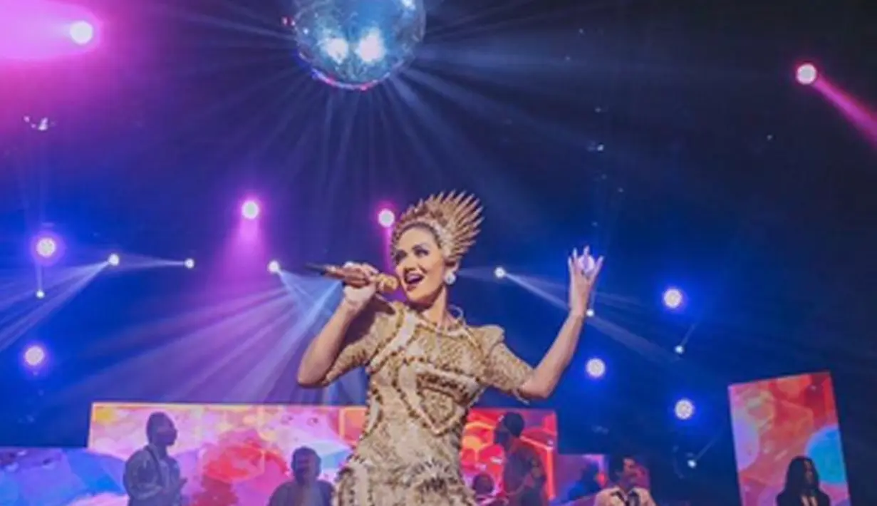 "Iya ada Rossa, Siti Nurhaliza, ada banyak penyanyi Malaysia dan terakhir ada keluarga royal.  Kalau duet dengan Siti kan memang ada lagu yang rilis di Malaysia. Jadi memang saya surprise juga dia datang," tandas Krisdayanti. (Instagram/krisdayantilemos)