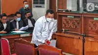 Terdakwa kasus pembunuhan Brigadir Nopriansyah Yosua Hutabarat atau Brigadir J, Kuat Mar'uf bersiap menjalani sidang lanjutan dengan agenda mendengarkan keterangan saksi di Pengadilan Negeri Jakarta Selatan, Rabu (2/11/2022). Hakim memerintahkan jaksa menghadirkan 12 saksi yang terdiri dari orangtua, adik, anggota keluarga, dan Kekasih Brigadir Yosua Hutabarat. (Liputan6.com/Angga Yuniar)