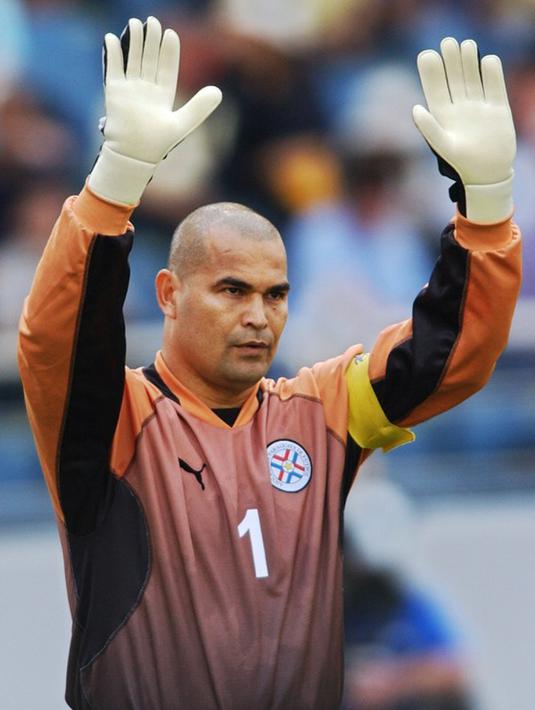 Jose Luis Chilavert kiper Paraguay ini kerap mengambil tendangan bola mati dan menghasilkan gol. Sepanjang karir di level klub, dia mencetak 59 gol. Sedangkan di Timnas, dia mendulang 8 gol ini yang membuatnya menjadi Terkenal. (AFP PHOTO/Roberto SCHMIDT)