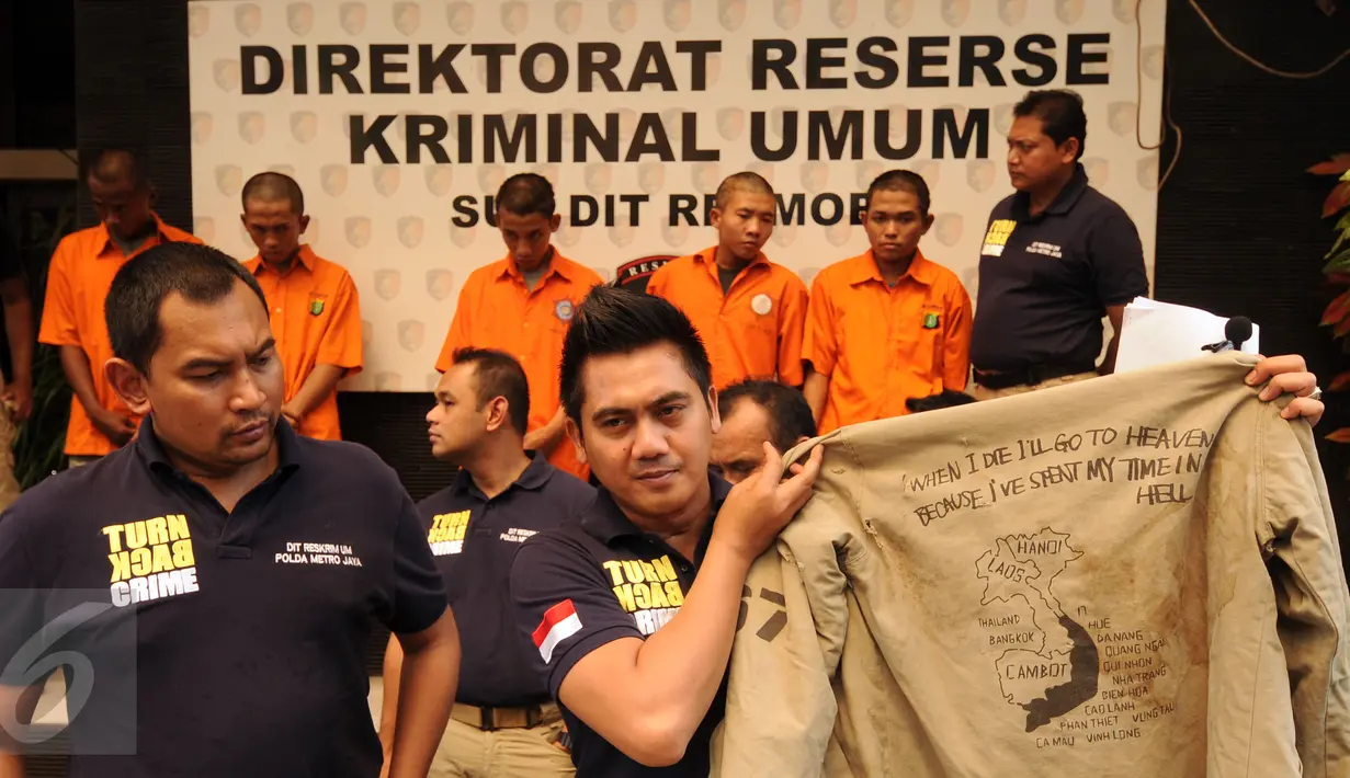 Penyidik Polda Metro Jaya memperlihatkan jaket yang digunakan tersangka pencurian dengan pemberatan di DirResmobPolda Metro Jaya, Jakarta, (25/10/2015). Polisi menyita barang bukti diantaranya satu unit sepeda motor. (Liputan6.com/Helmi Fithriansyah)