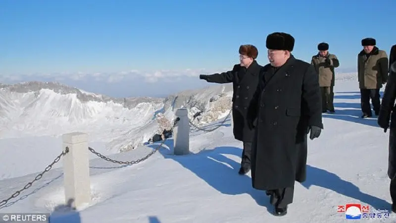 Kim Jong-un di Gunung Paektu.