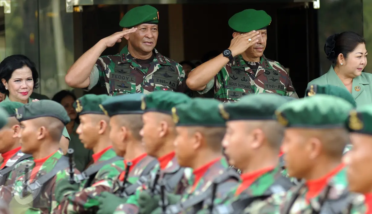 Pangdam Jaya, Mayjen Teddy Lhaksmana WK (kedua kiri) bersama Komandan Kodiklat TNI AD, Letjen TNI Agus Sutomo memberi hormat pada defile pasukan usai apel bersama di Makodam Jaya, Jakarta, Kamis (17/9/2015). (Liputan6.com/Helmi Fithriansyah)