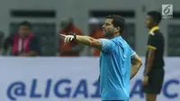 Pelatih Sriwijaya FC, Oswaldo Lessa memberi arahan pada pemainnya saat melawan Persija dilanjutan Liga 1 Indonesia di Stadion Wibawa Mukti, Cikarang Kab Bekasi, Jumat (16/6). Persija unggul 1-0. (Liputan6.com/Helmi Fithriansyah)